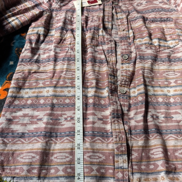 Patterned Button-Up Shirt - Picture 6 of 9